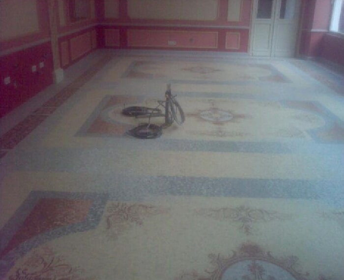 Špinavé marmoleum, polovina vyčištěná, polovina špinavá